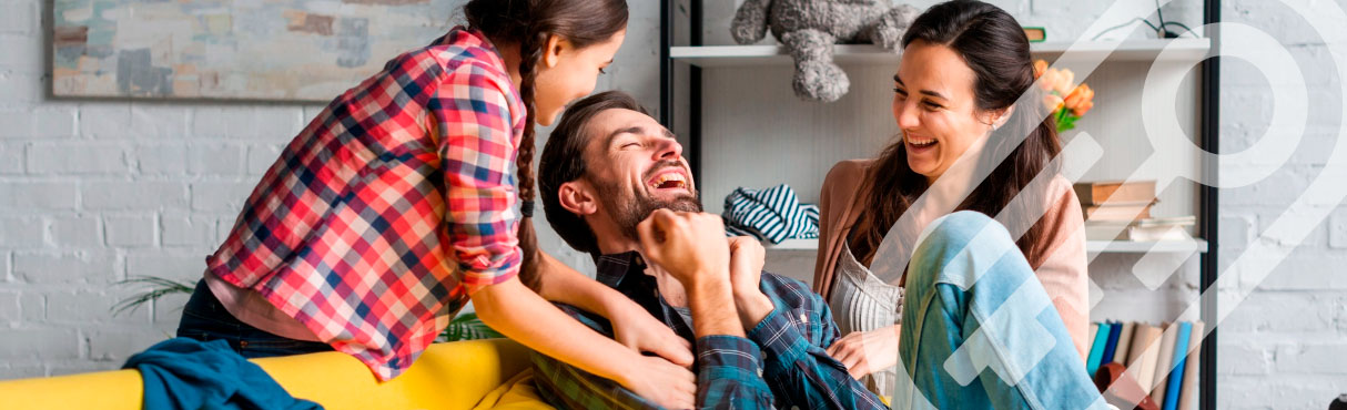 Família aparentemente felizes, sentados em um sofá mexendo em um tablet que está na mão da mãe