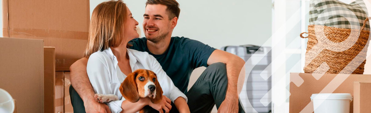 Família aparentemente felizes, sentados em um sofá mexendo em um tablet que está na mão da mãe