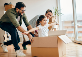 pai levantando bebê e mãe o beijando