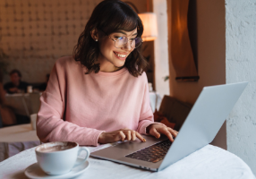 casal feliz segurando um enfeite em formato de casa