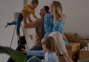 mulher segurando as chaves da sua nova casa