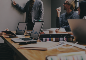 mulher relaxando sentada em um sofá próxima a uma janela