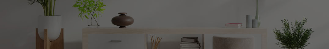 estante com livros, enfeites e plantas